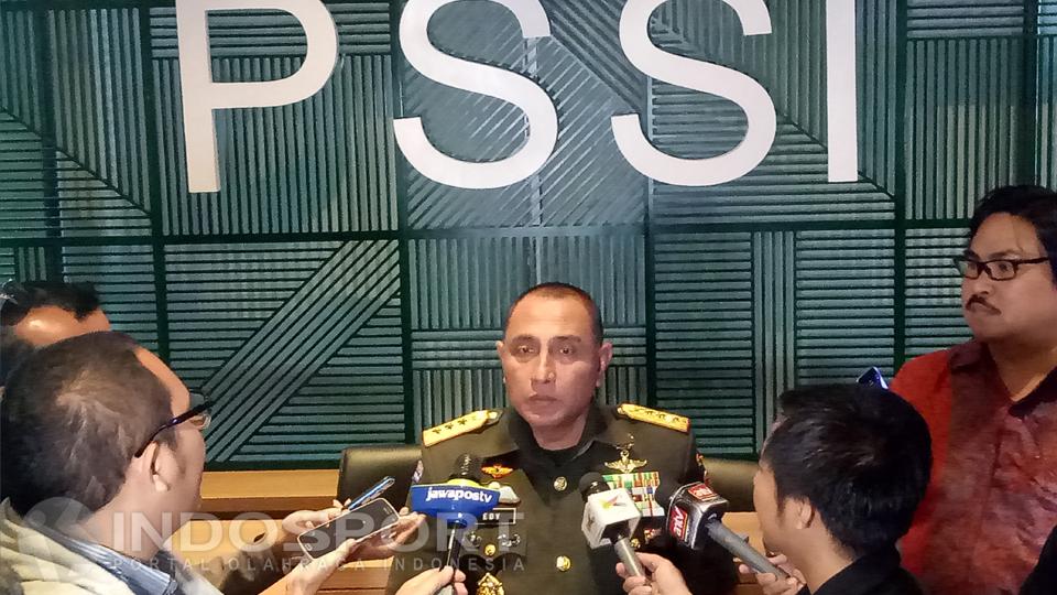 Ketua%20Umum%20PSSI%20%28tengah%29%2C%20Edy%20Rachmayadi